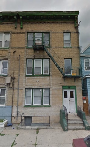 123 W 54th St in Bayonne, NJ - Foto de edificio