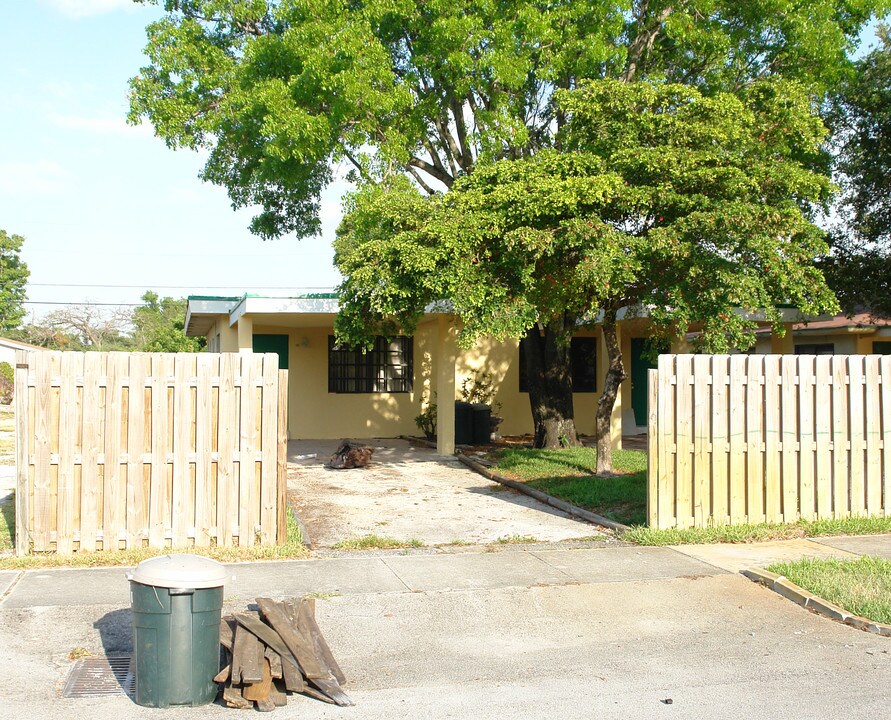 141-151 NW 27th Ter in Fort Lauderdale, FL - Foto de edificio