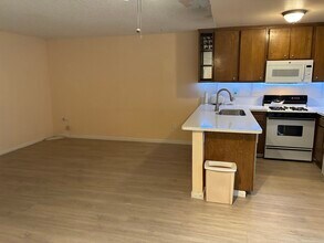 18530 Hatteras St, Unit 108 in Tarzana, CA - Foto de edificio - Building Photo