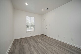 1608 W 5th St in Caldwell, TX - Building Photo - Building Photo