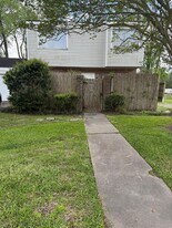 6095 Fairmeadow Dr in Beaumont, TX - Building Photo