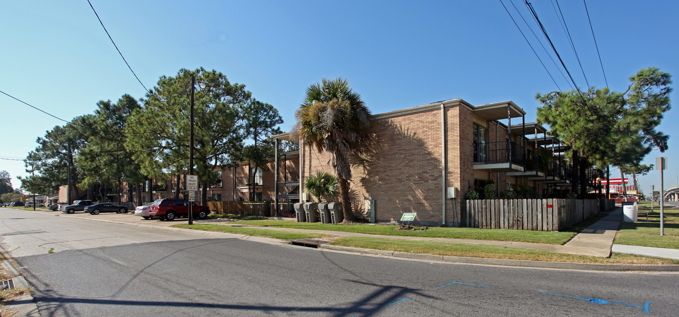 Hollywood Park Apartments in Marrero, LA - Building Photo