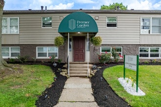 Premier Garden Apartments in Barberton, OH - Foto de edificio - Building Photo