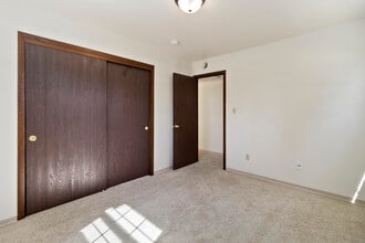 Tuckaway Heights Apartments in Greenfield, WI - Building Photo - Building Photo