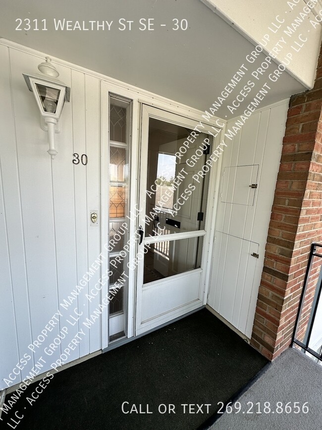 2311 Wealthy St SE in Grand Rapids, MI - Building Photo - Building Photo