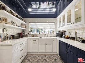 6842 Ranchito Ave in Los Angeles, CA - Building Photo