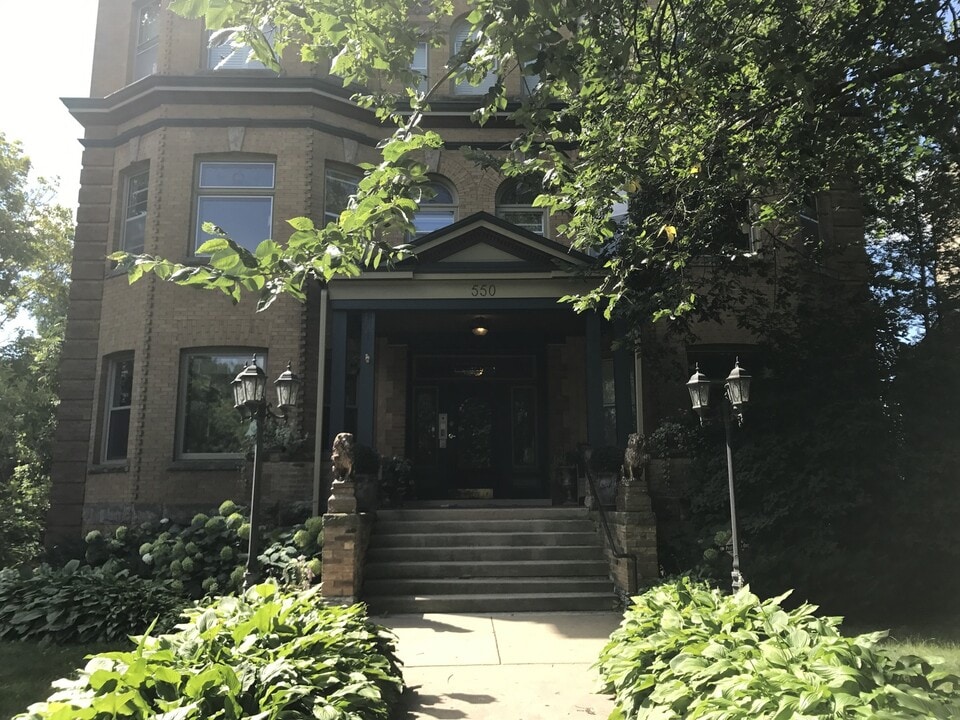 550 Summit Ave in St. Paul, MN - Building Photo