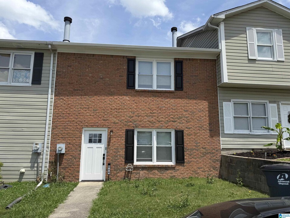 229 Laurel Cir in Pelham, AL - Building Photo