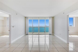 1800 N Bayshore Dr, Unit 1203 in Miami, FL - Foto de edificio - Building Photo
