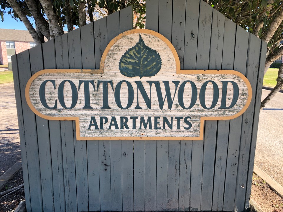 Cottonwood Apartments in Edna, TX - Foto de edificio