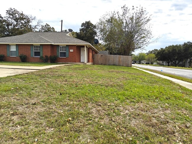 2126 Hidden Hollow Cir, Unit B in Bryan, TX - Building Photo - Building Photo