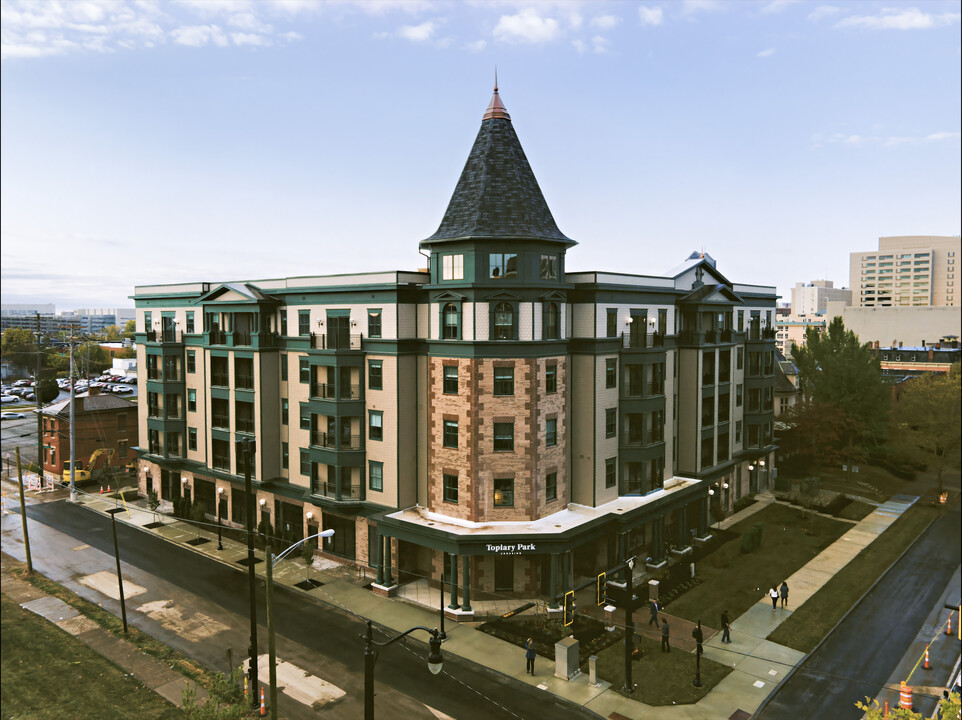 Topiary Park Crossing in Columbus, OH - Building Photo