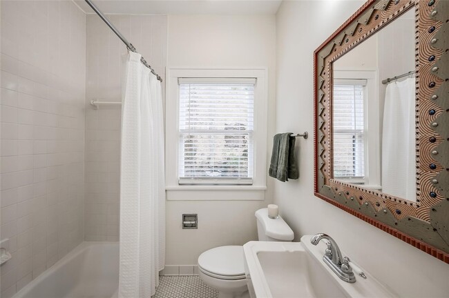 1737 Albans Rd, Unit 1 in Houston, TX - Foto de edificio - Building Photo