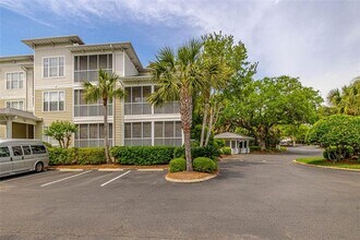 1704 Frederica Rd in St. Simons Island, GA - Foto de edificio - Building Photo