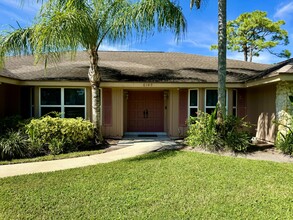 6147 Wood Lake Rd in Jupiter, FL - Foto de edificio - Building Photo