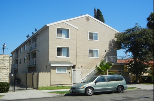 2166 Chestnut Ave in Long Beach, CA - Foto de edificio - Building Photo