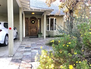 110 Taormina Ln in Ojai, CA - Foto de edificio - Building Photo