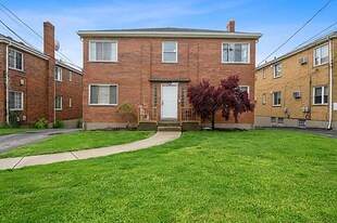 3913 E Gatewood Ln in Silverton, OH - Building Photo