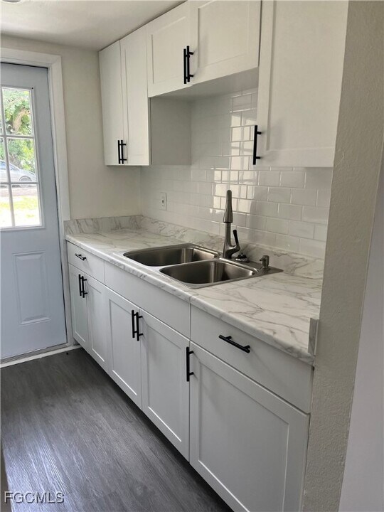 721 Burdick Ave in Tice, FL - Building Photo