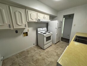 9035 Hollock St in Houston, TX - Foto de edificio - Building Photo