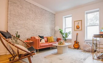 74 Bank St in New York, NY - Building Photo