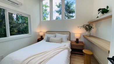 11330 12th Ave NE in Seattle, WA - Foto de edificio - Building Photo