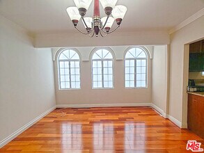 205 N New Hampshire Ave in Los Angeles, CA - Building Photo - Building Photo