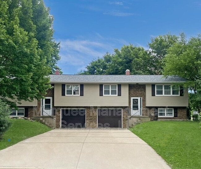 140A Woodview Dr in Cottage Grove, WI - Building Photo - Building Photo