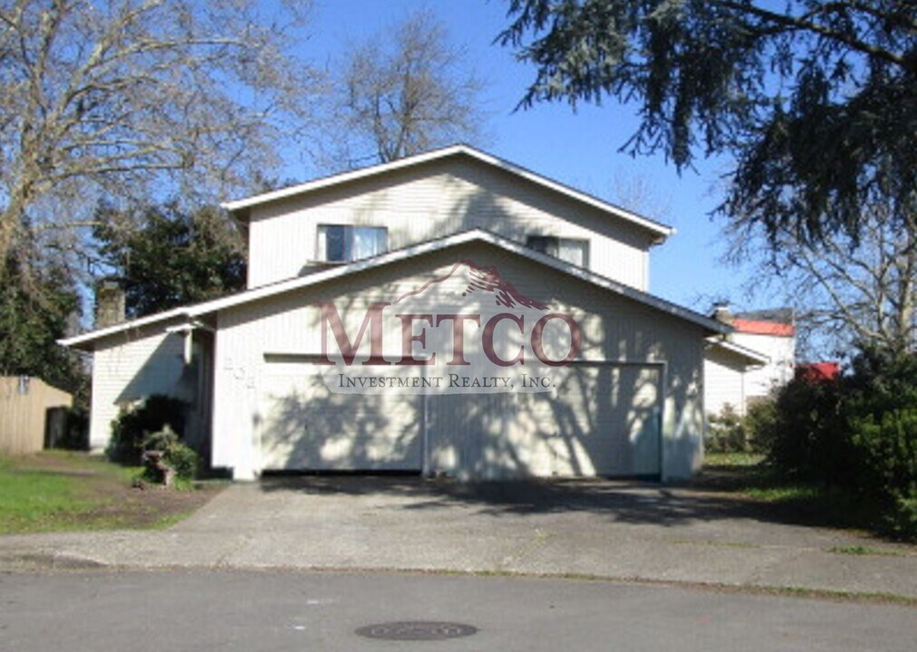 203-205 S 40th Pl in Springfield, OR - Building Photo