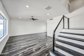 5761 W Cholla St in Glendale, AZ - Building Photo - Building Photo