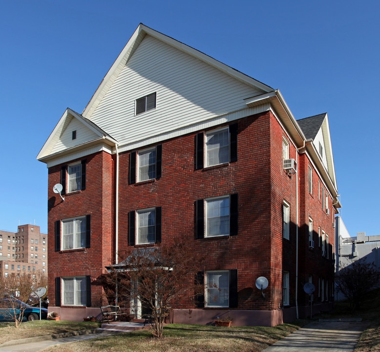 Colonial Apartments in Burlington, NC - Building Photo