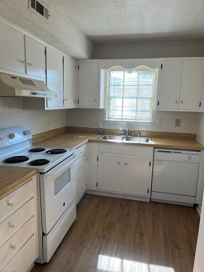 property at 203 Marinawoods Dr SE