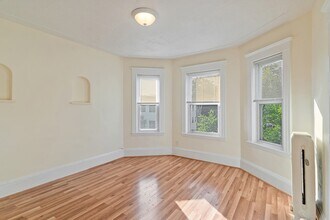 64 Grant St, Unit 3 in Somerville, MA - Foto de edificio - Building Photo