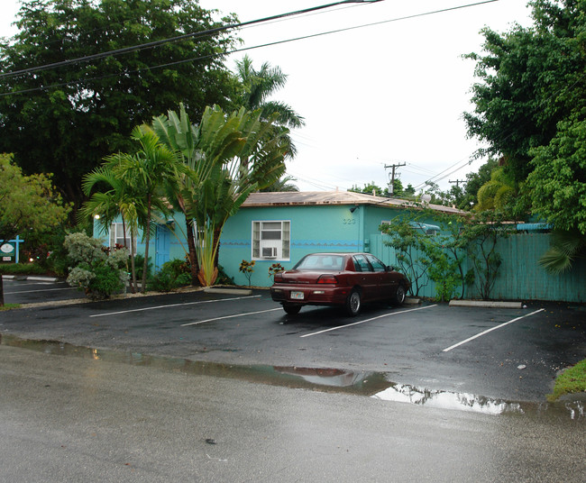 323 NE 7th Ave in Fort Lauderdale, FL - Foto de edificio - Building Photo