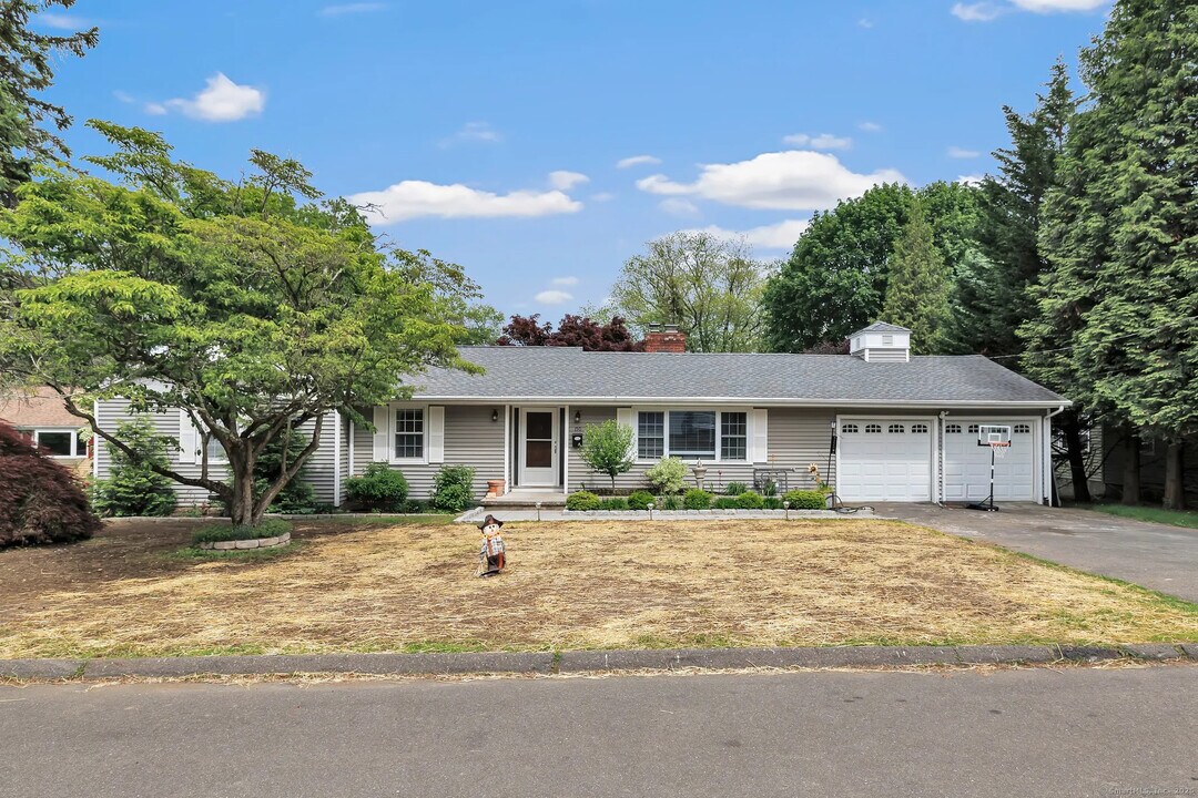 150 Old Town Dr in Stratford, CT - Building Photo