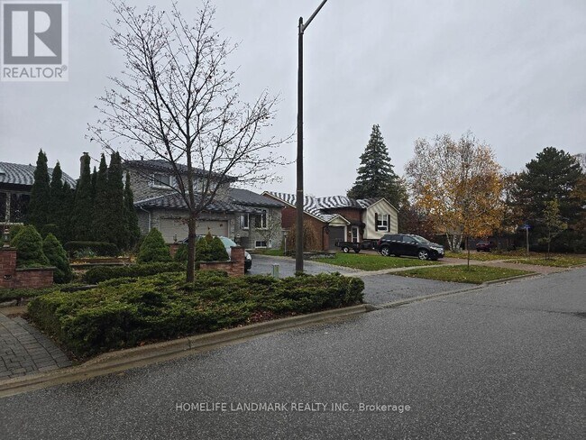 185 Iroquois Ave in Oshawa, ON - Building Photo - Building Photo