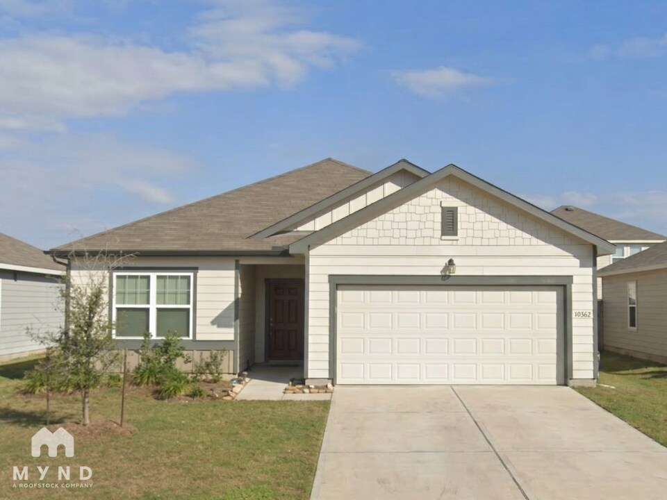 10068 Pappas Dr in Brookshire, TX - Building Photo