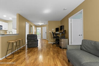 6072 Cedar Ct in South Brunswick, NJ - Building Photo - Building Photo