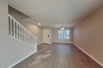 10210 E Summit Canyon Dr in Houston, TX - Building Photo - Building Photo