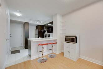 188 Doris Ave in Toronto, ON - Building Photo - Building Photo