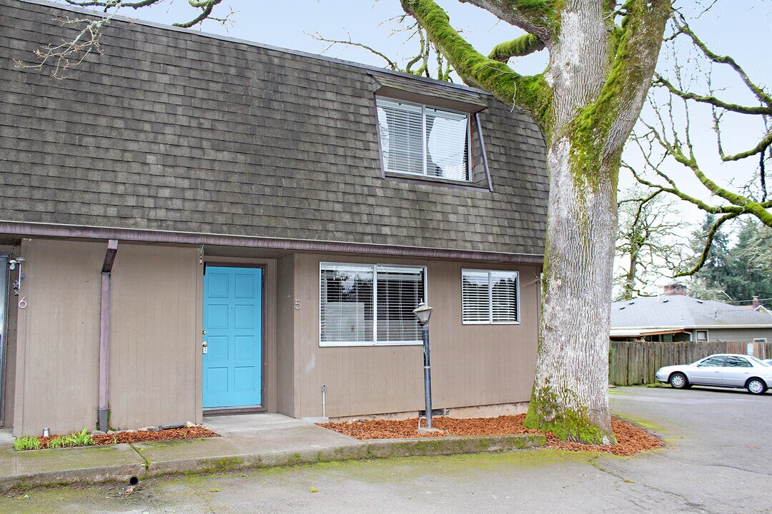 14620 SE Woodland Way in Milwaukie, OR - Foto de edificio