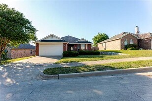 10332 Trevino Ln in Benbrook, TX - Building Photo