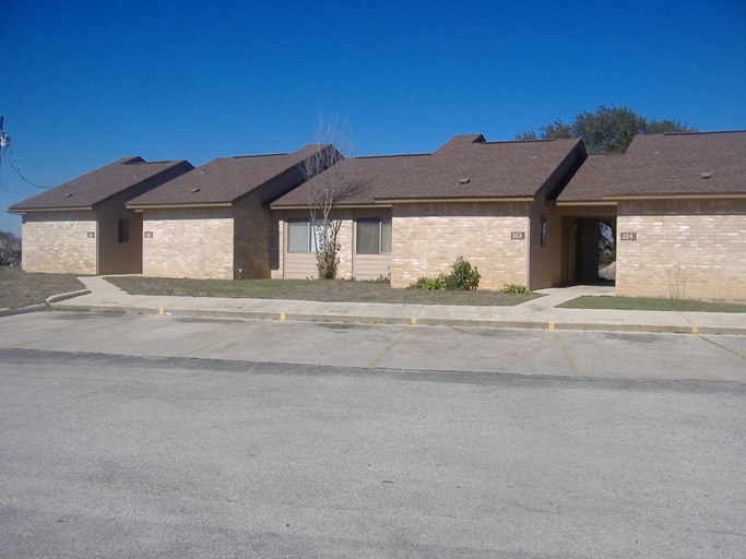 Devine Place Apartments in Devine, TX - Foto de edificio