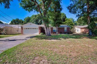 5499 Chantilly Cir in Milton, FL - Building Photo