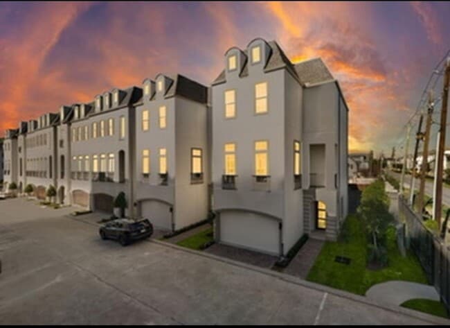 property at 11102 Savannah Oaks Ln