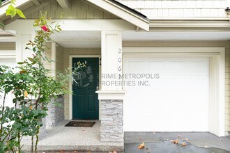 2062 Newport Way NW in Issaquah, WA - Building Photo - Building Photo