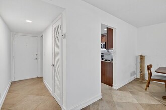 9101 Jacaranda Ln in Plantation, FL - Building Photo - Building Photo