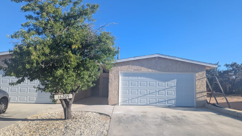 16209 Juniper St in Hesperia, CA - Foto de edificio