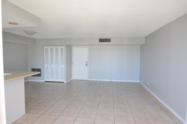 1236 Hillsboro Mile in Hillsboro Beach, FL - Foto de edificio - Building Photo