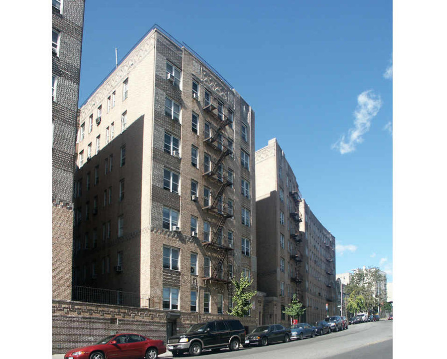 Elevator Apartment in Bronx, NY - Building Photo